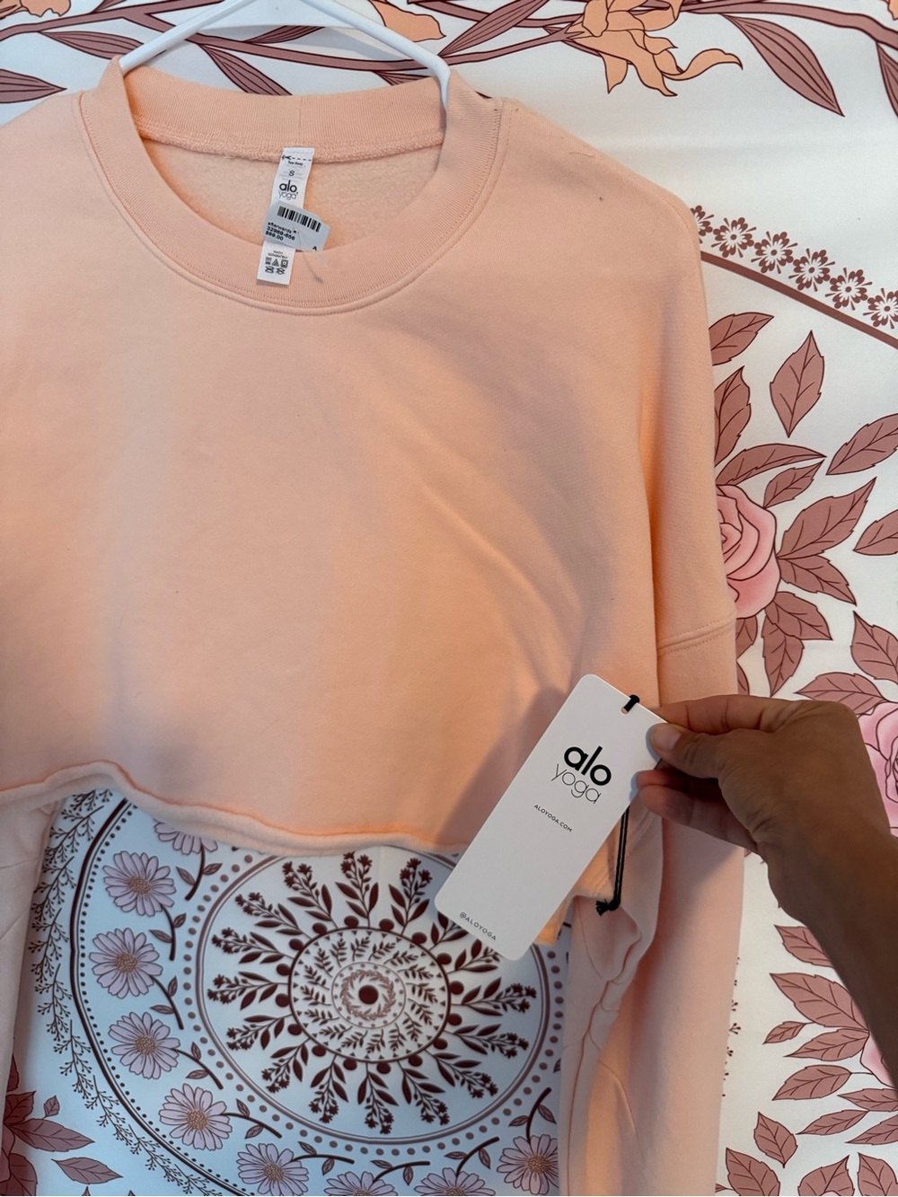 Alo Yoga Peach Cropped Sweatshirt - Women Tops - Picture 4 of 7